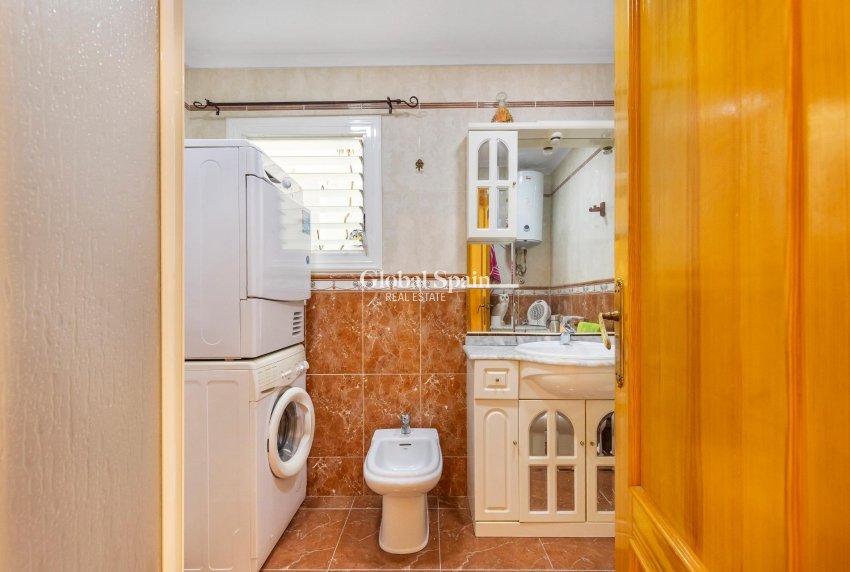 Resale - APARTMENT -
TORREVIEJA - Paseo maritimo