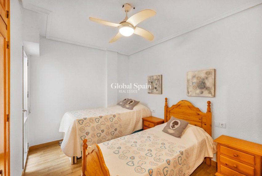 Resale - APARTMENT -
TORREVIEJA - Paseo maritimo