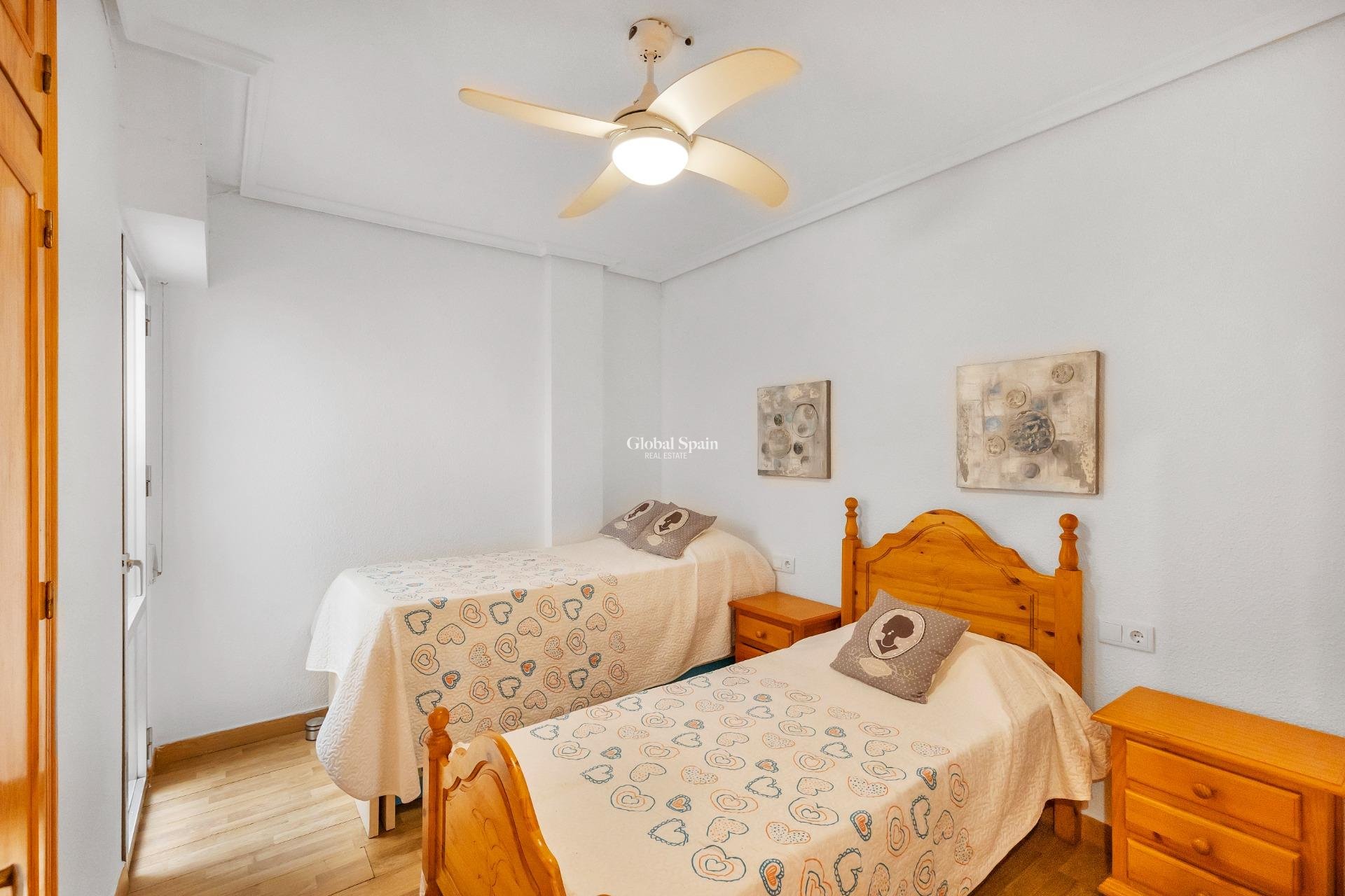 Resale - APARTMENT -
TORREVIEJA - Paseo maritimo