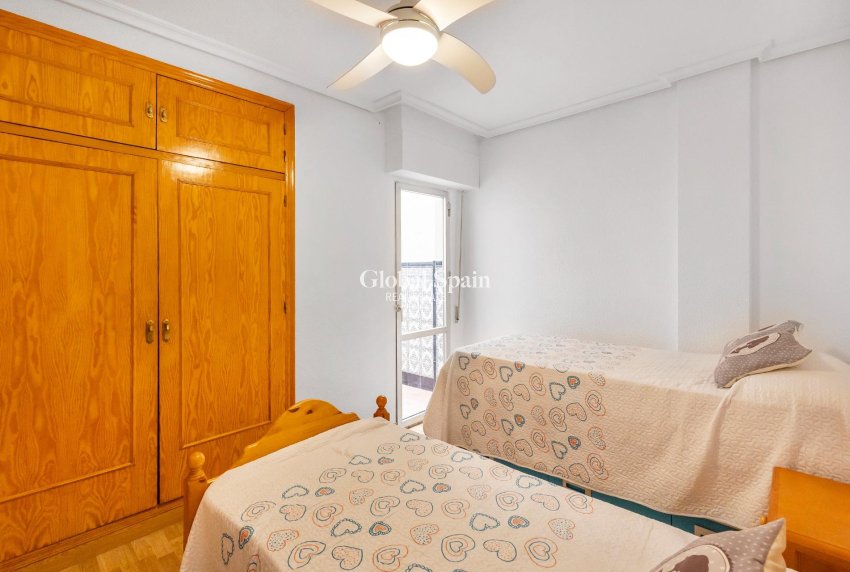 Resale - APARTMENT -
TORREVIEJA - Paseo maritimo