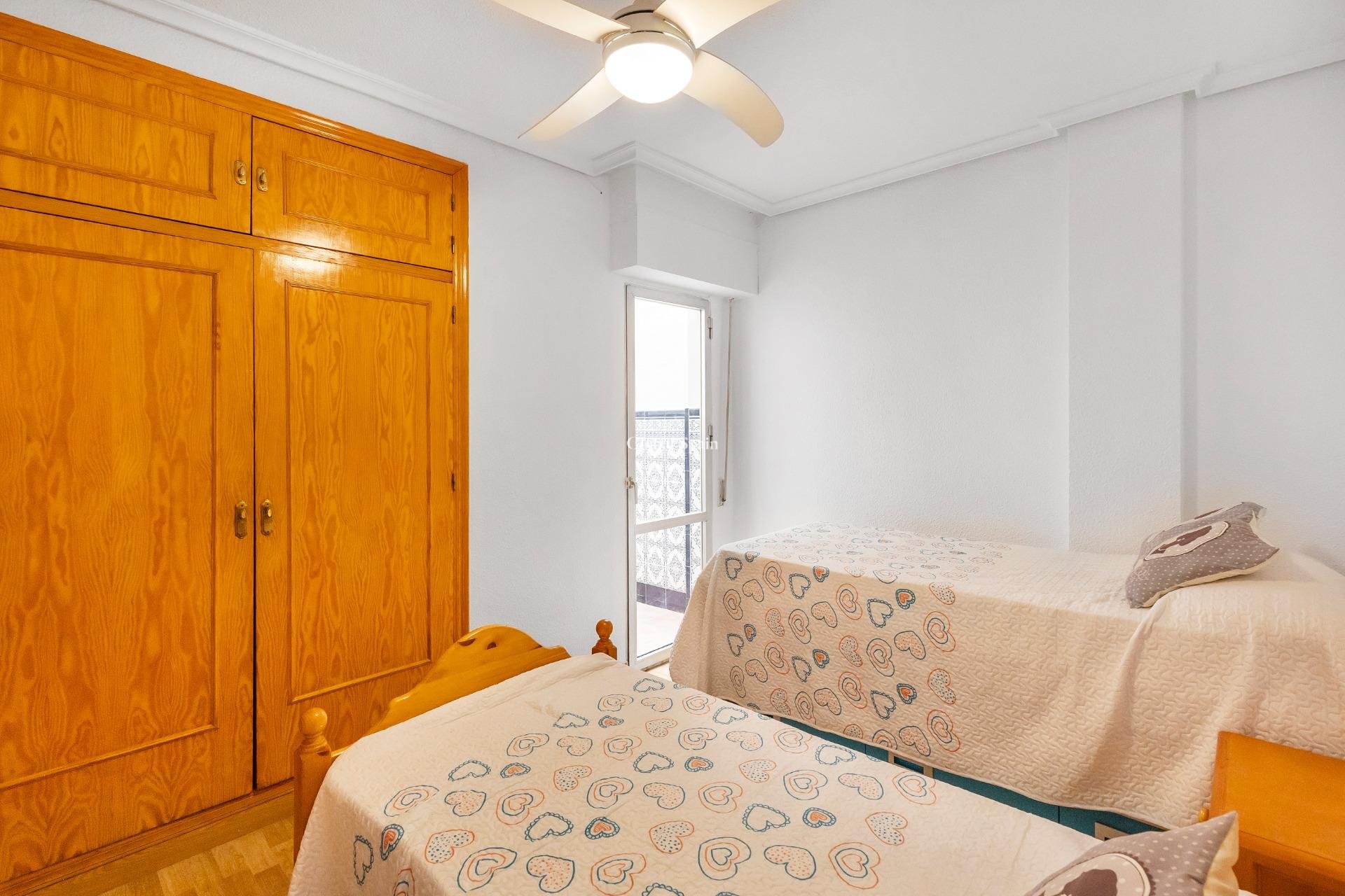 Resale - APARTMENT -
TORREVIEJA - Paseo maritimo