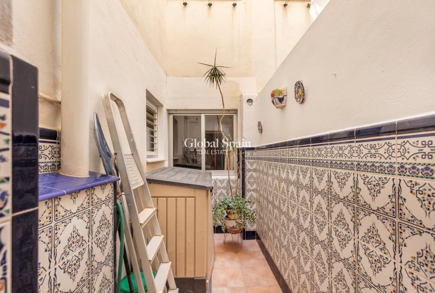 Resale - APARTMENT -
TORREVIEJA - Paseo maritimo