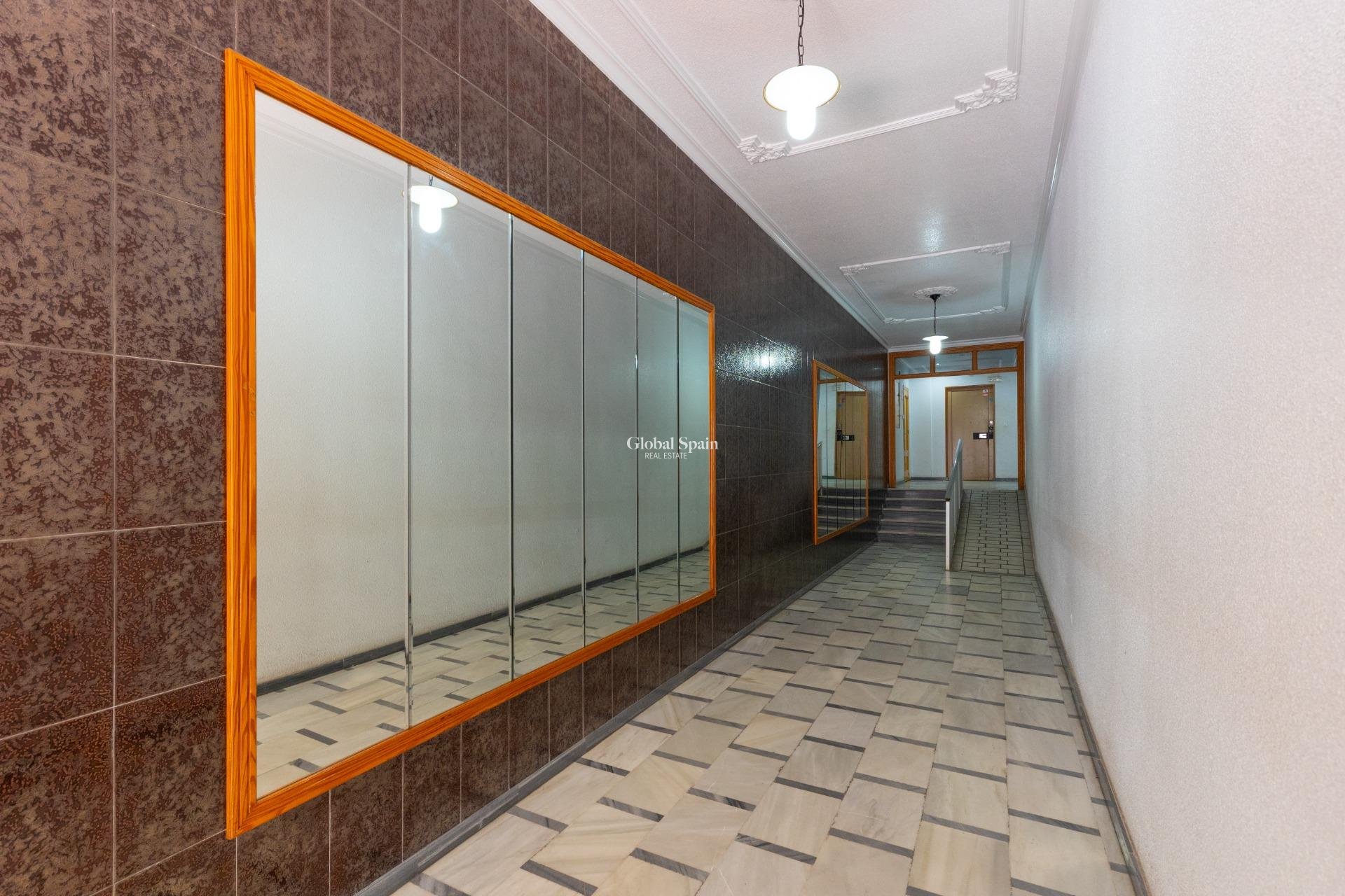 Resale - APARTMENT -
TORREVIEJA - Paseo maritimo