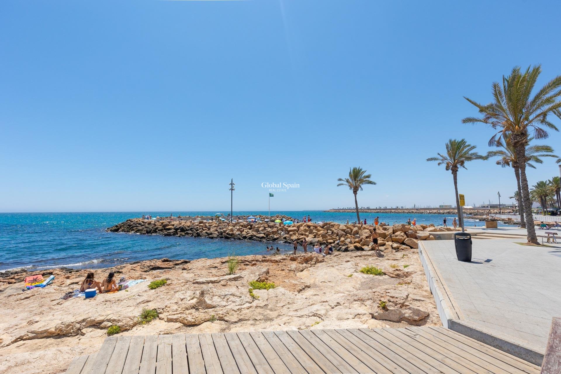 Resale - APARTMENT -
TORREVIEJA - Paseo maritimo