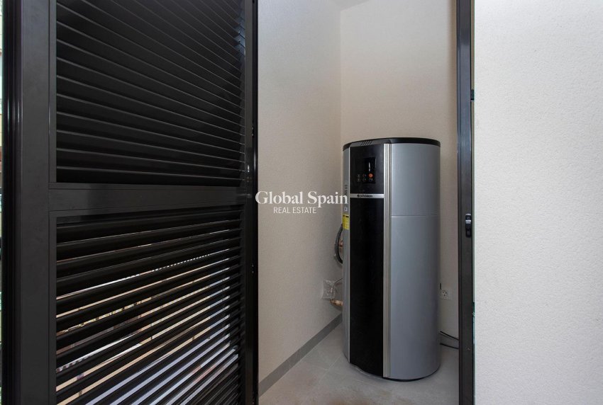 Resale - APARTMENT -
TORREVIEJA - Paseo maritimo