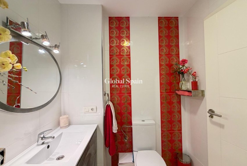 Resale - APARTMENT -
TORREVIEJA - Paseo maritimo