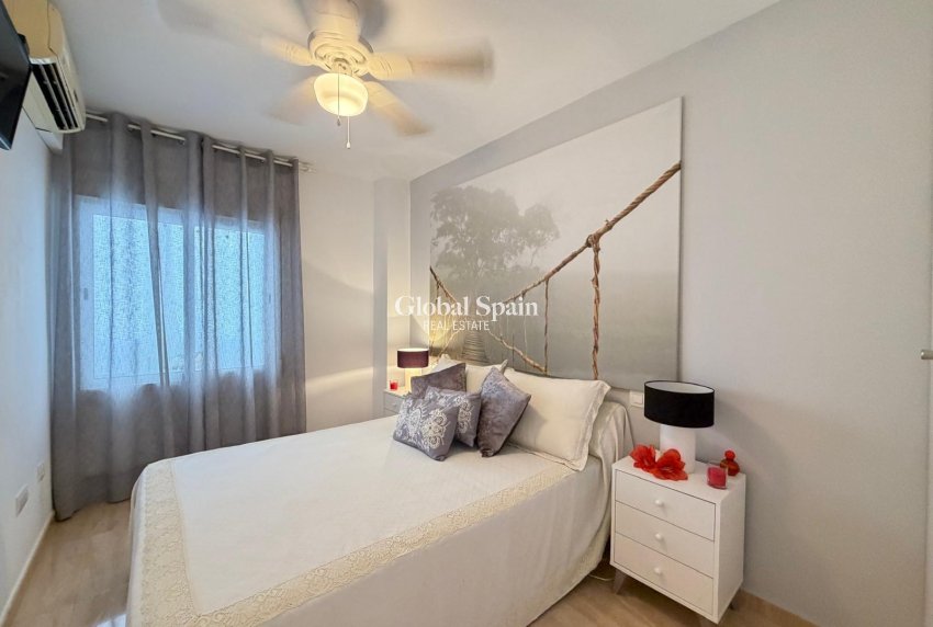 Resale - APARTMENT -
TORREVIEJA - Paseo maritimo