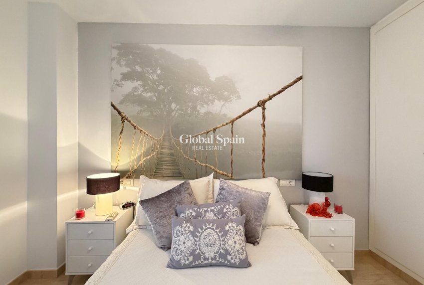 Resale - APARTMENT -
TORREVIEJA - Paseo maritimo