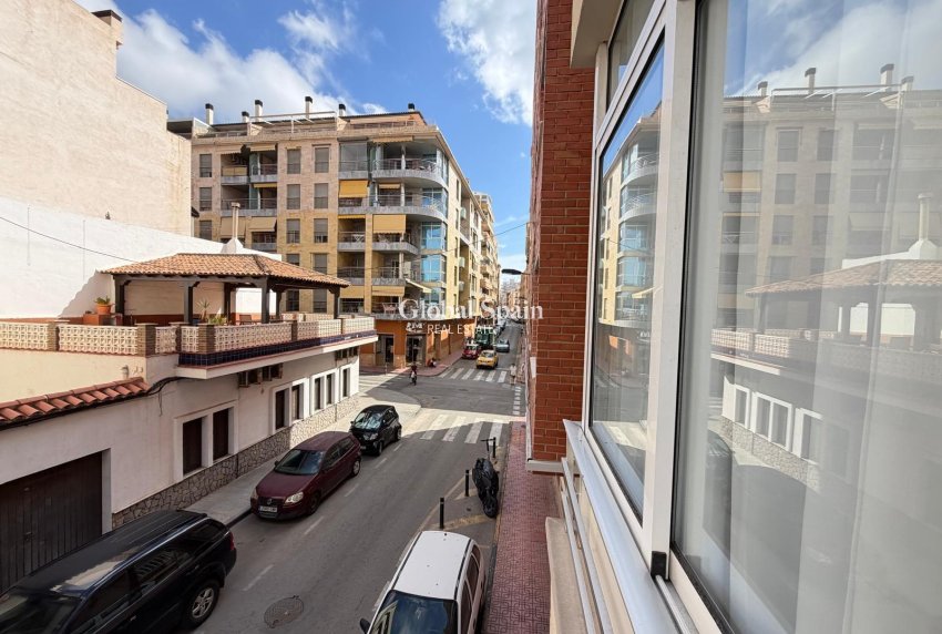 Resale - APARTMENT -
TORREVIEJA - Paseo maritimo