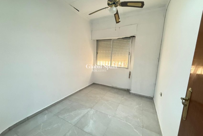 Resale - APARTMENT -
TORREVIEJA - Playa de los Locos