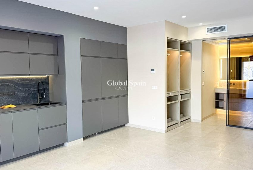 Resale - APARTMENT -
TORREVIEJA - Playa de los Locos