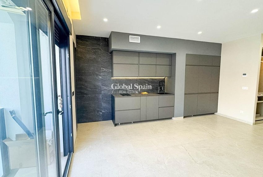 Resale - APARTMENT -
TORREVIEJA - Playa de los Locos