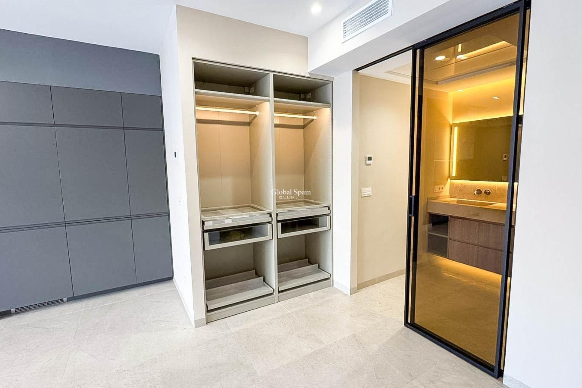Resale - APARTMENT -
TORREVIEJA - Playa de los Locos