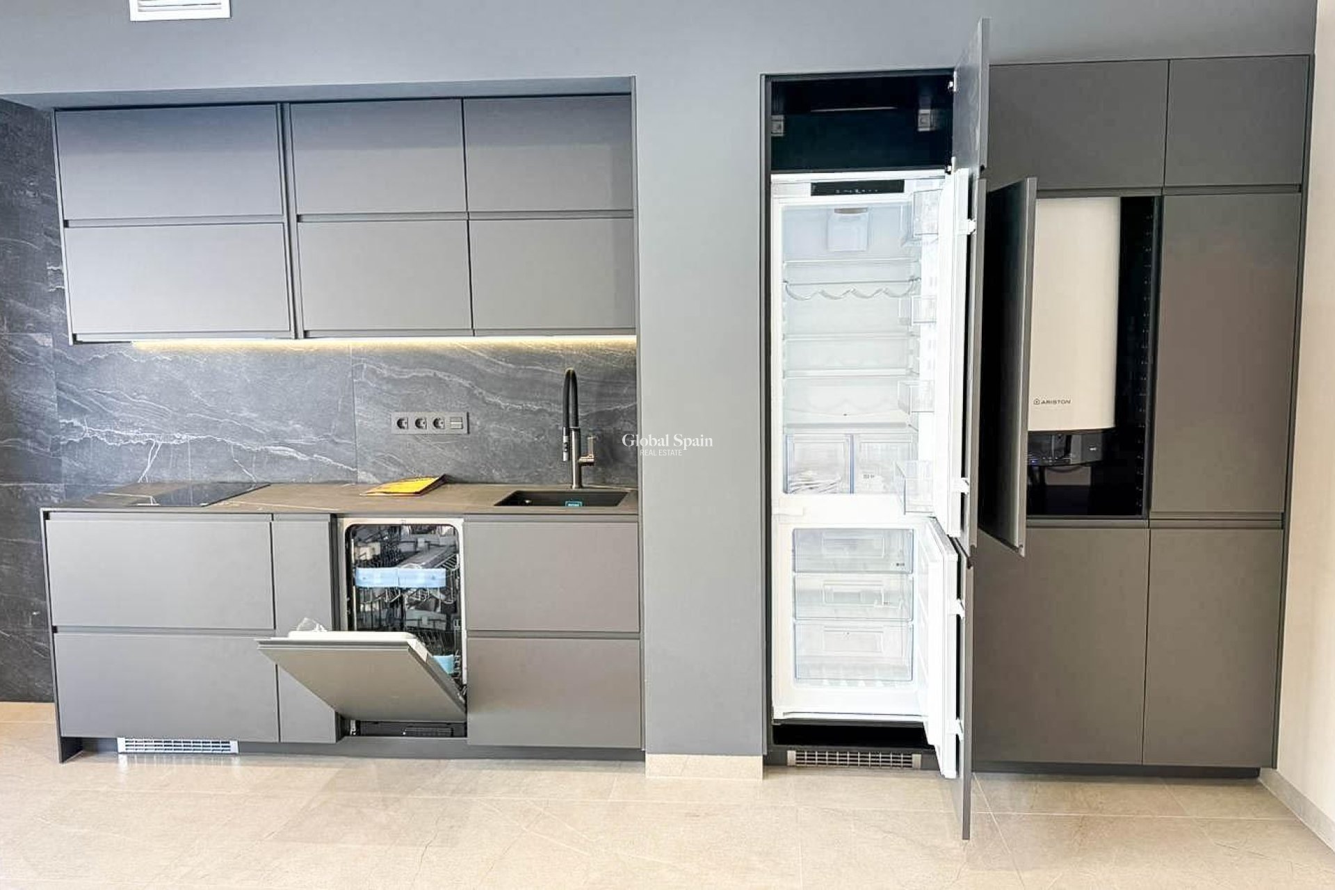 Resale - APARTMENT -
TORREVIEJA - Playa de los Locos