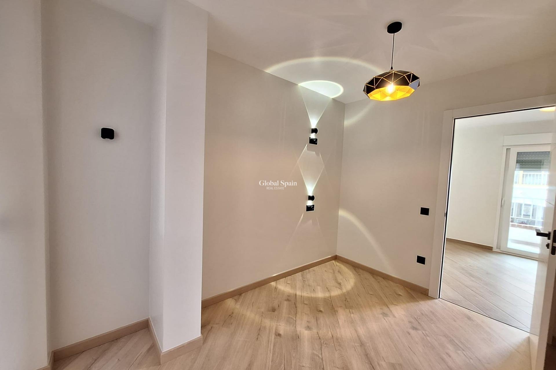 Resale - APARTMENT -
TORREVIEJA - Playa de los Locos