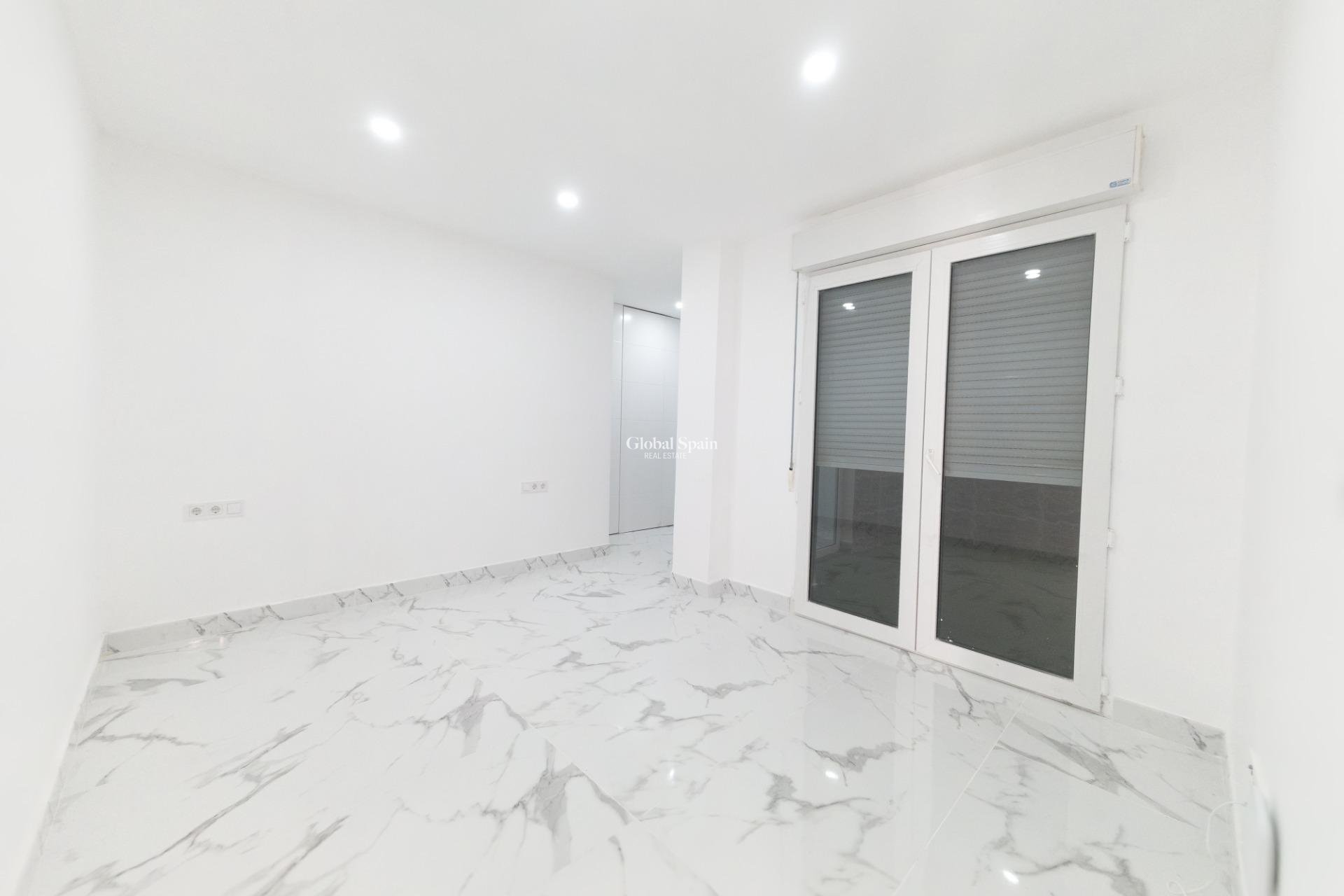 Resale - APARTMENT -
TORREVIEJA - Playa De Los Náufragos