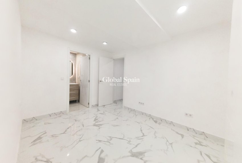 Resale - APARTMENT -
TORREVIEJA - Playa De Los Náufragos