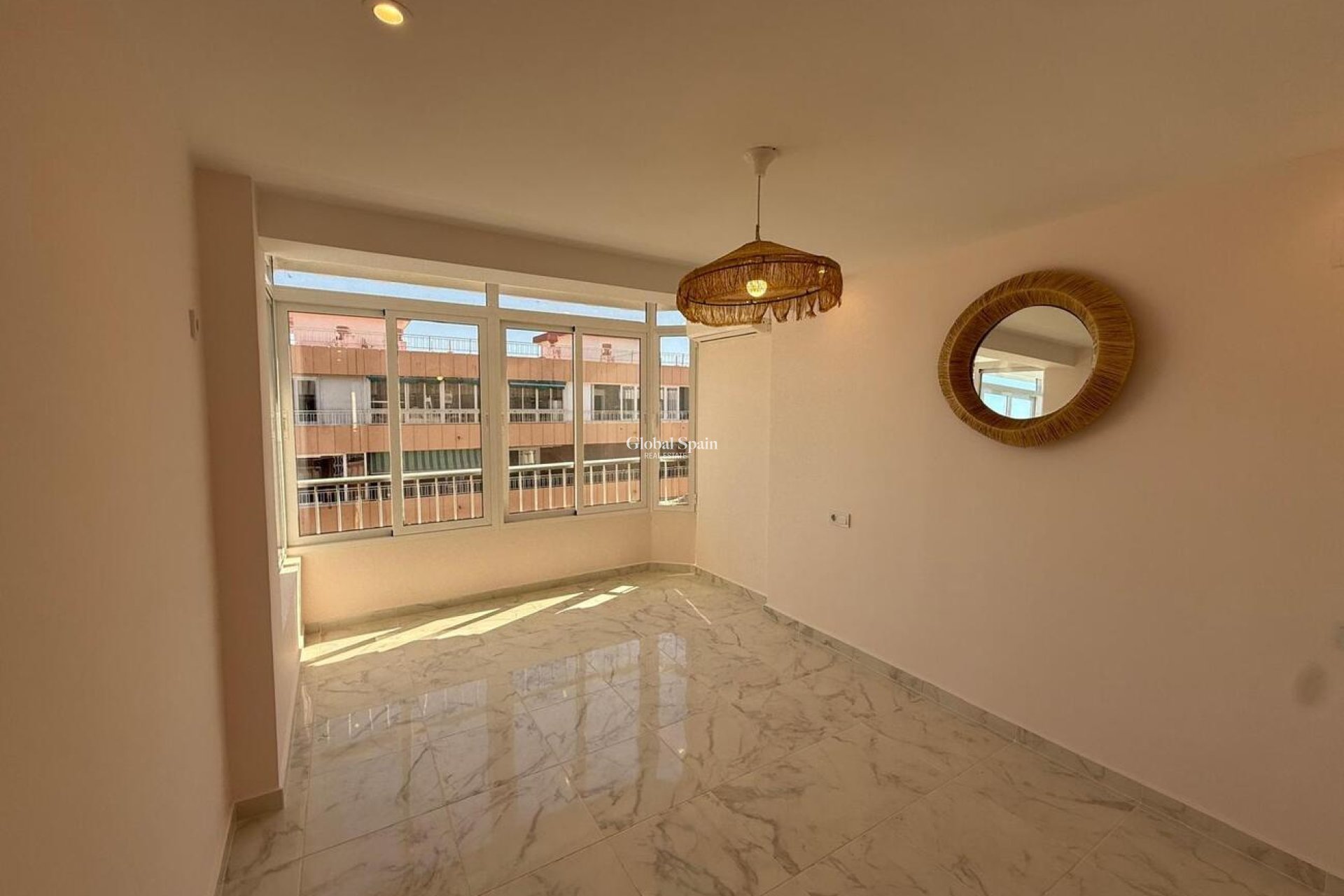 Resale - APARTMENT -
TORREVIEJA - Playa del Acequión
