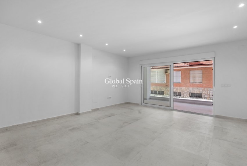 Resale - APARTMENT -
TORREVIEJA - Playa del Acequión