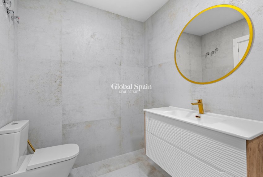 Resale - APARTMENT -
TORREVIEJA - Playa del Acequión