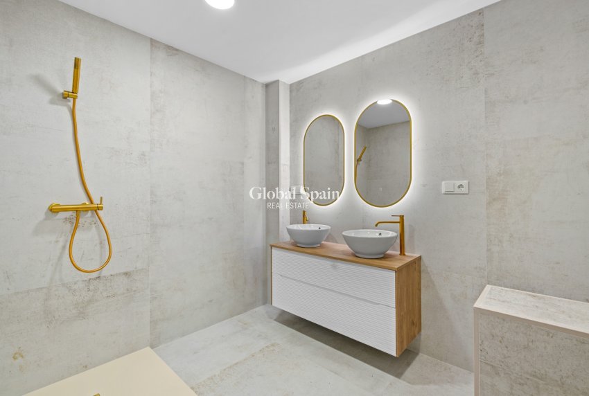 Resale - APARTMENT -
TORREVIEJA - Playa del Acequión