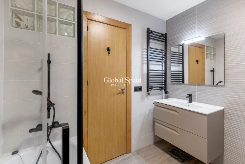 Resale - APARTMENT -
TORREVIEJA - Playa del cura