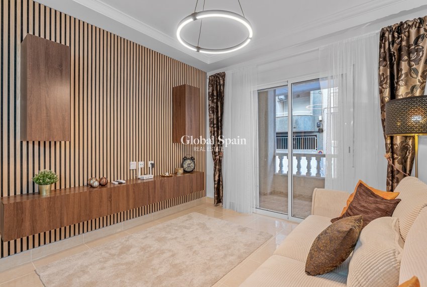 Resale - Apartment -
TORREVIEJA - Playa del Cura