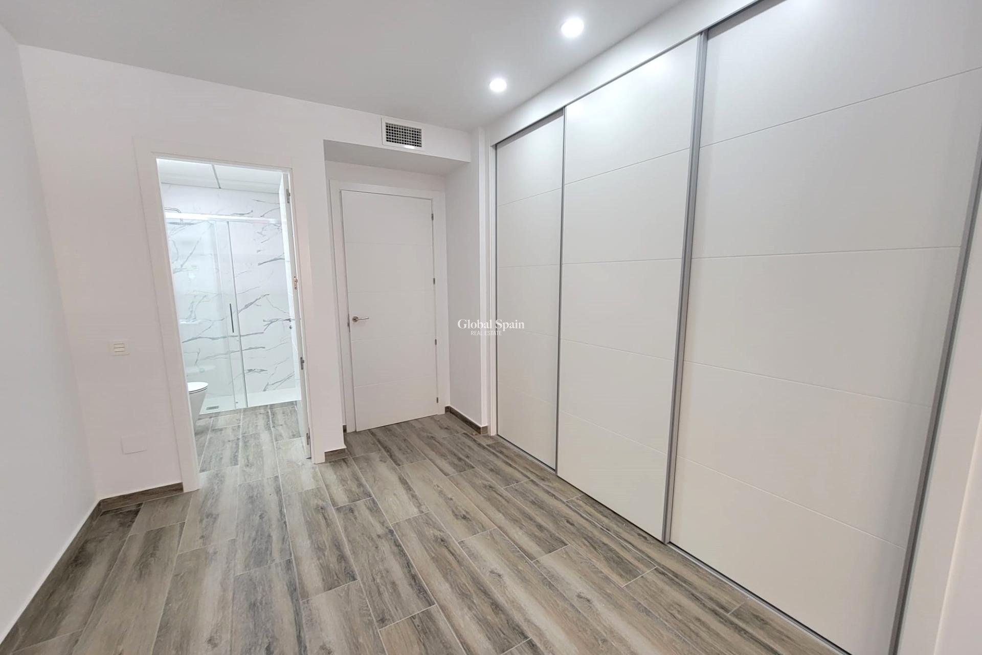 Resale - APARTMENT -
TORREVIEJA - Playa del Cura