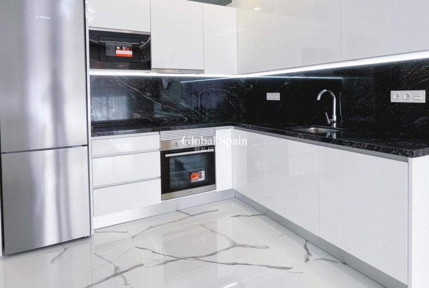 Resale - Apartment -
TORREVIEJA - Playa del Cura