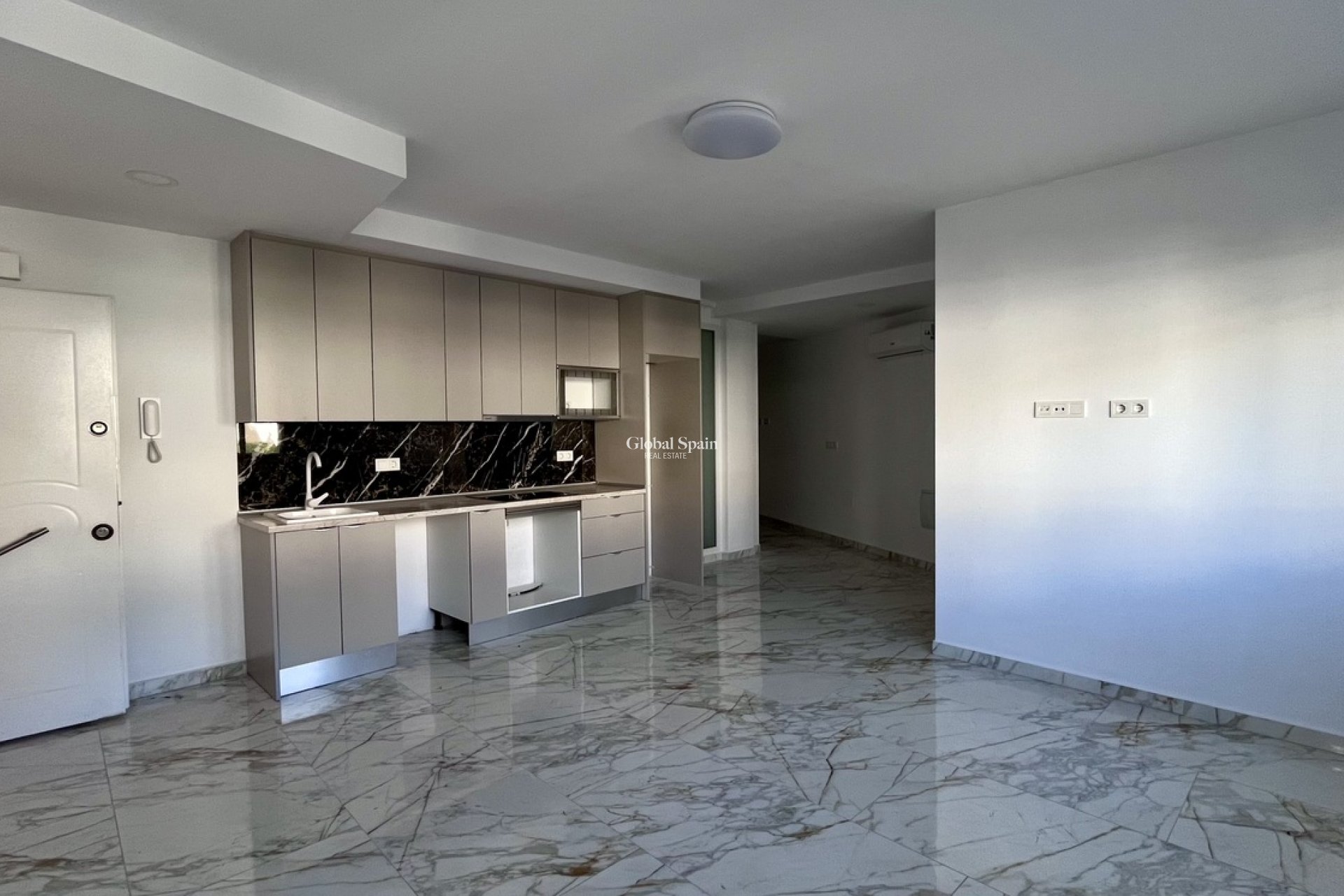 Resale - APARTMENT -
TORREVIEJA - PLAYA LOS LOCOS