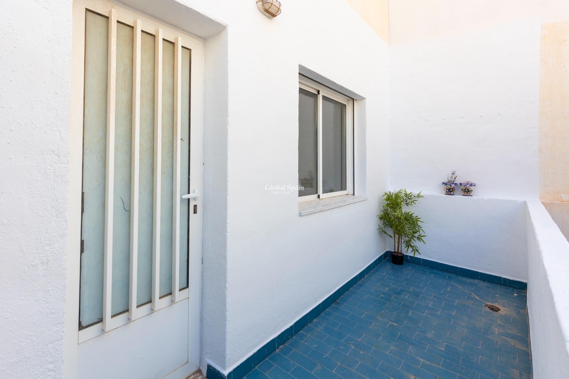 Resale - APARTMENT -
TORREVIEJA - Puerto Deportivo
