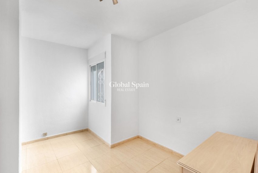 Resale - APARTMENT -
TORREVIEJA - Puerto Deportivo