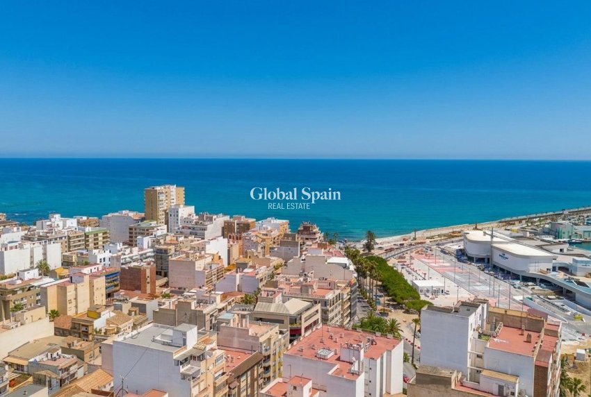 Resale - APARTMENT -
TORREVIEJA - Puerto Deportivo