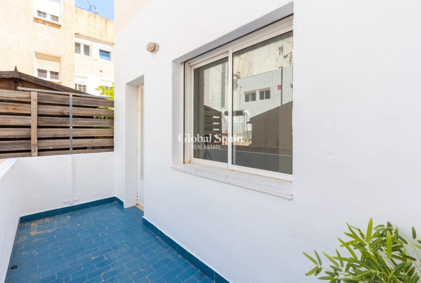 Resale - APARTMENT -
TORREVIEJA - Puerto Deportivo