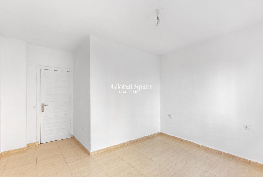 Resale - APARTMENT -
TORREVIEJA - Puerto Deportivo