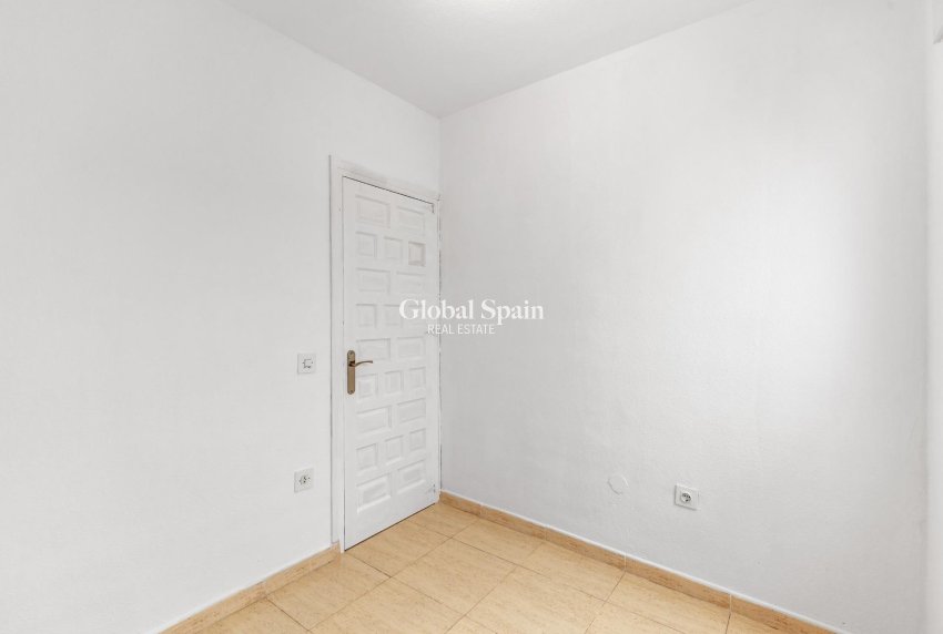 Resale - APARTMENT -
TORREVIEJA - Puerto Deportivo