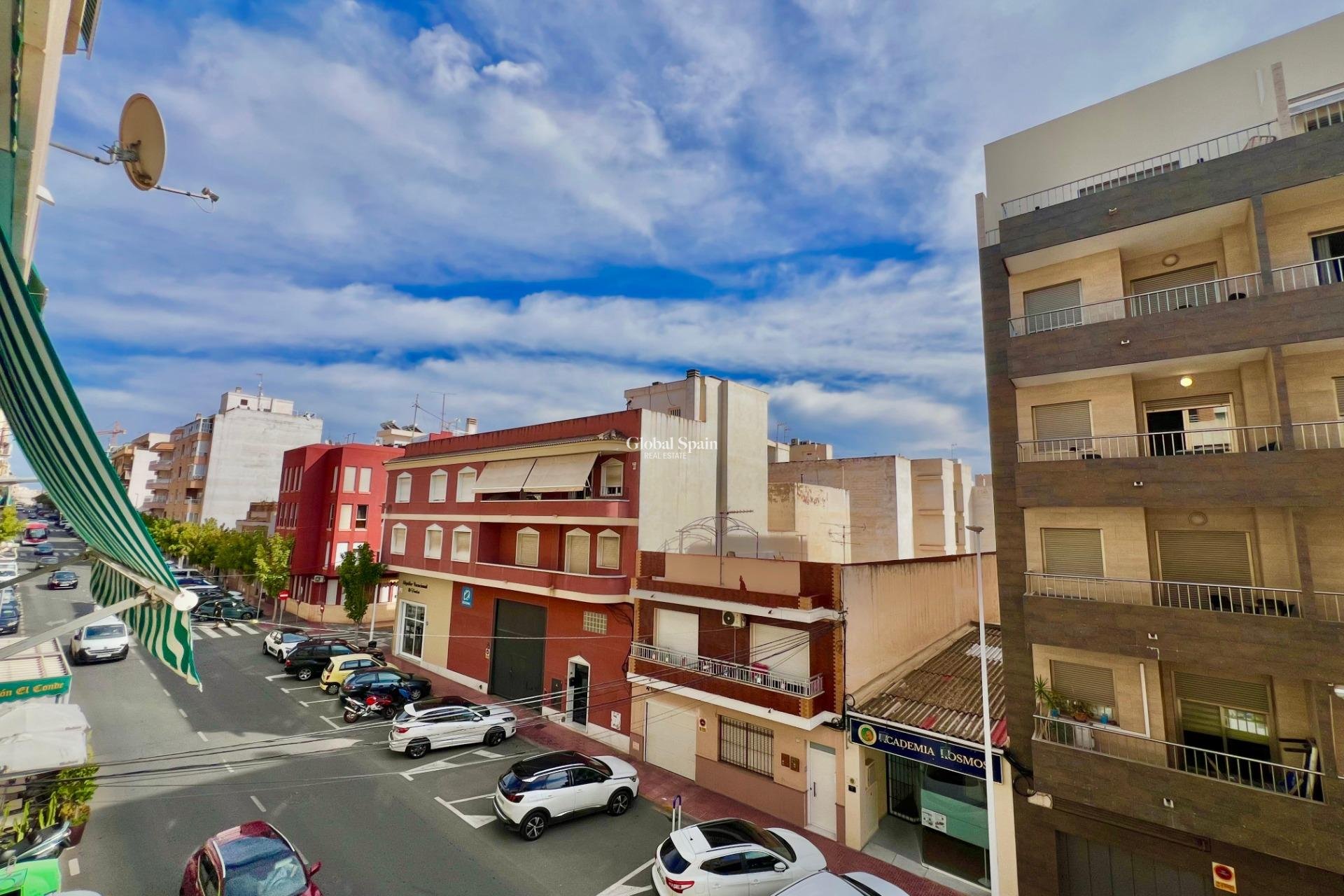 Resale - APARTMENT -
TORREVIEJA - Puerto Deportivo