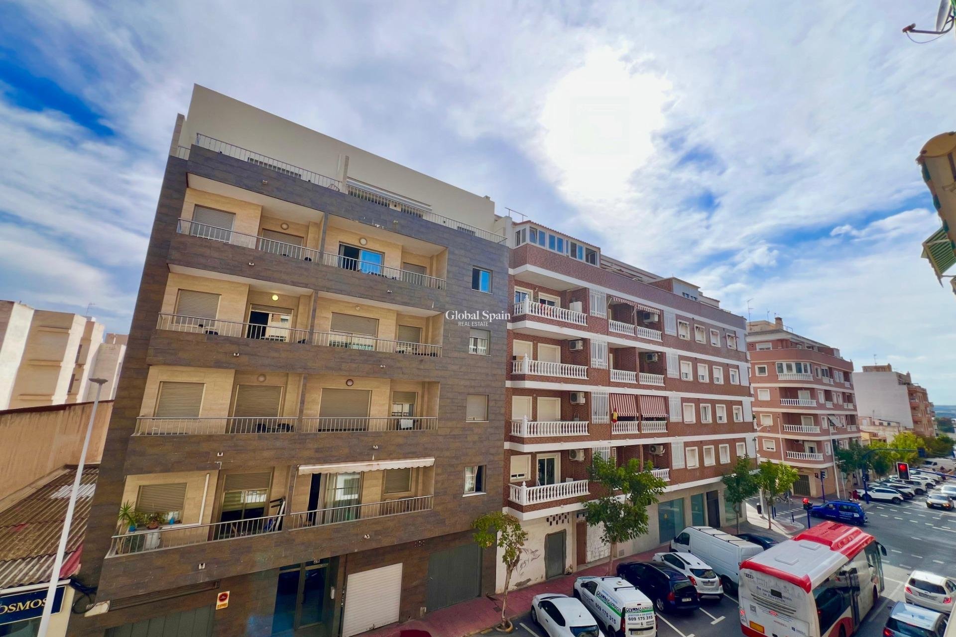 Resale - APARTMENT -
TORREVIEJA - Puerto Deportivo