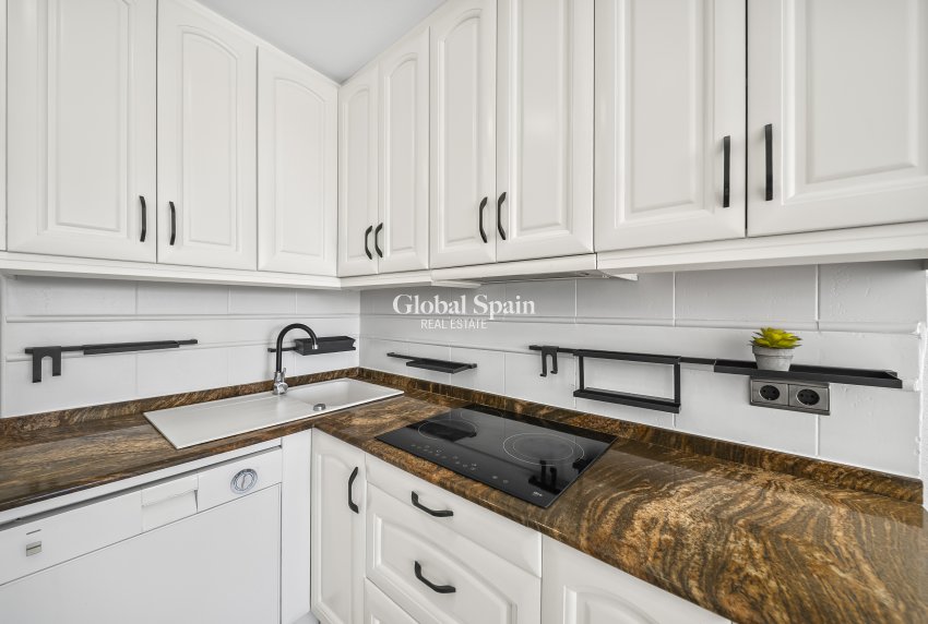 Resale - APARTMENT -
TORREVIEJA - Puerto
