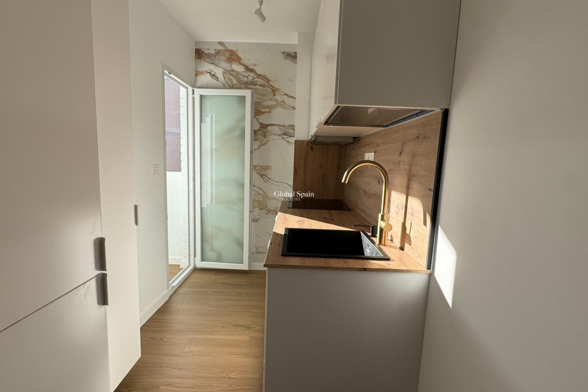 Resale - APARTMENT -
TORREVIEJA - Punta prima