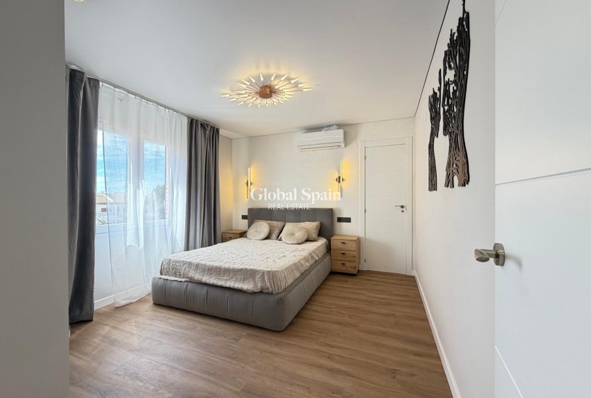 Resale - APARTMENT -
TORREVIEJA - Punta Prima