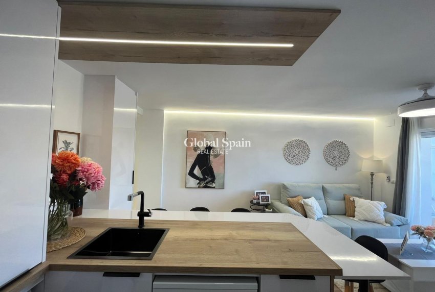 Resale - APARTMENT -
TORREVIEJA - Punta Prima