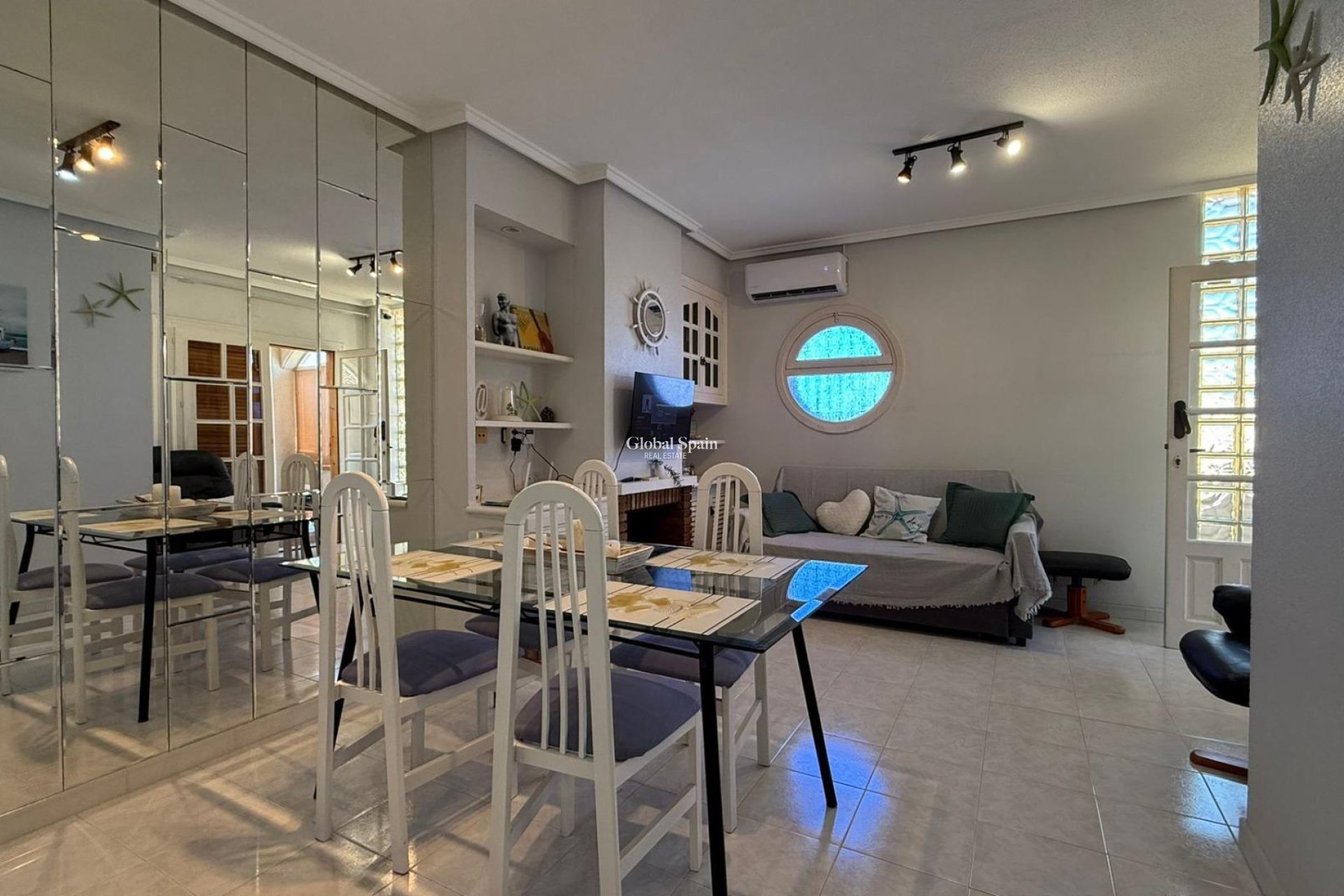 Resale - APARTMENT -
TORREVIEJA - Punta Prima
