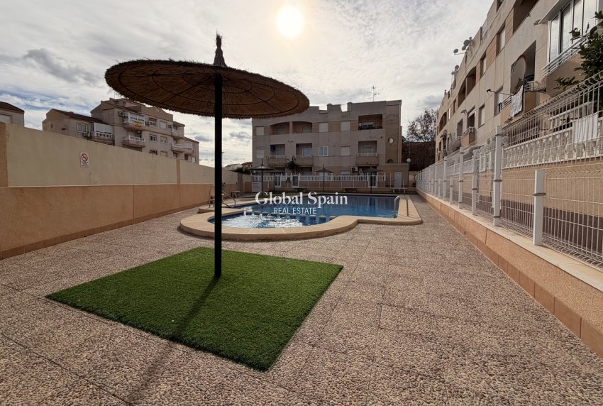 Resale - APARTMENT -
TORREVIEJA - Urb. Calas Blancas III