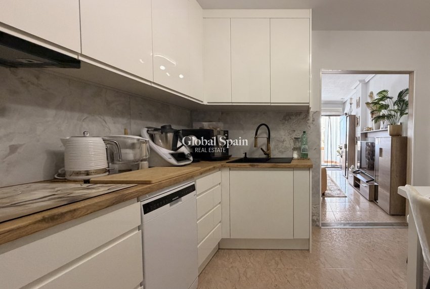 Resale - APARTMENT -
TORREVIEJA - Urb. Calas Blancas III