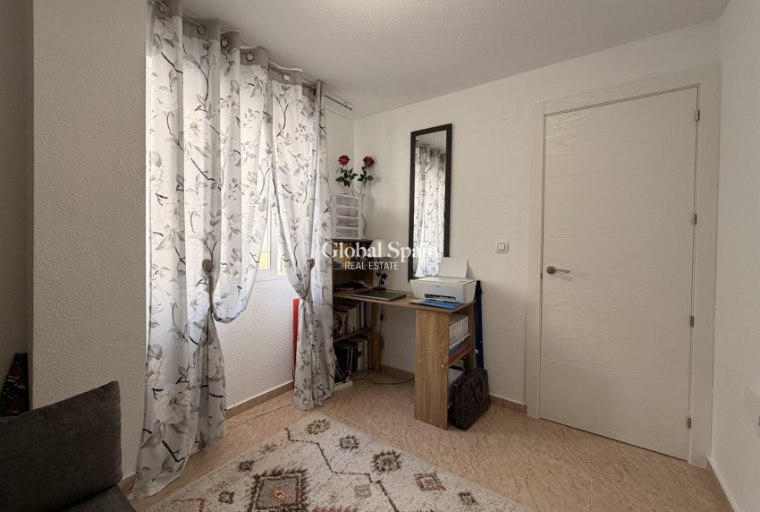 Resale - APARTMENT -
TORREVIEJA - Urb. Calas Blancas III