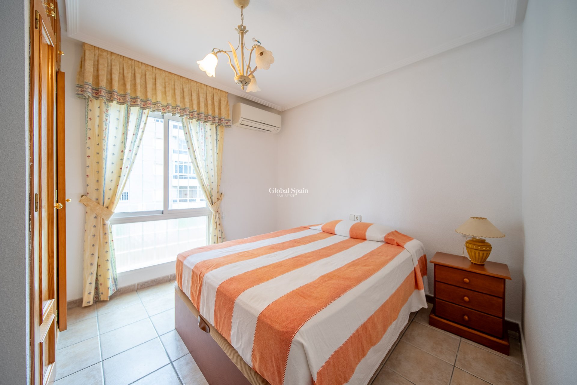 Resale - Casa de pueblo -
TORREVIEJA - Torreblanca