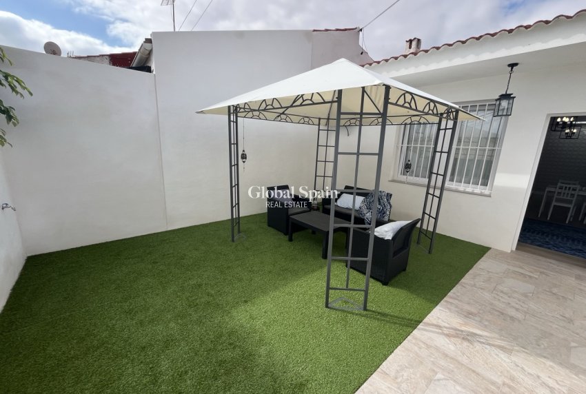 Resale - Casa de pueblo -
TORREVIEJA - Torreta - Florida