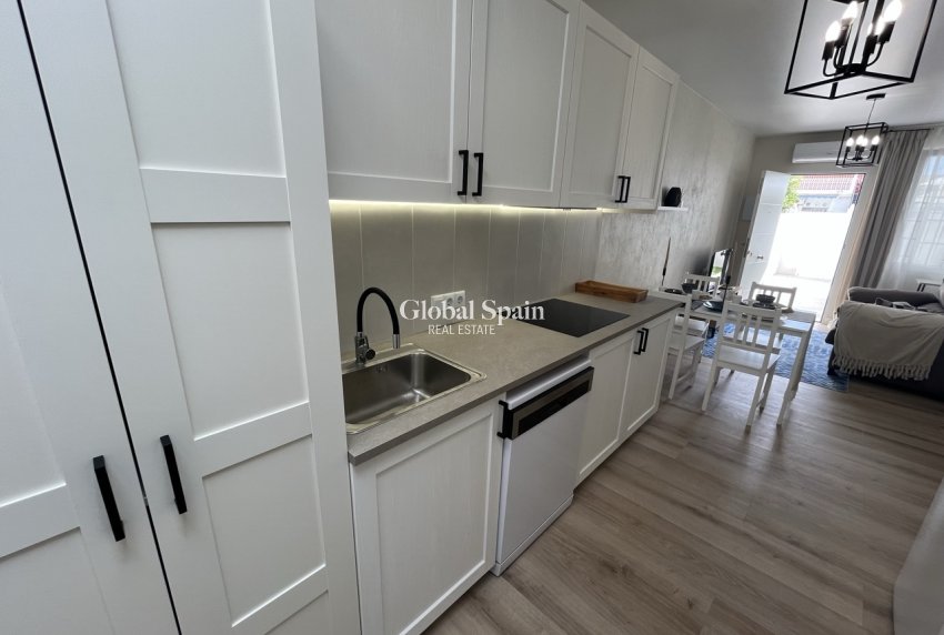 Resale - Casa de pueblo -
TORREVIEJA - Torreta - Florida