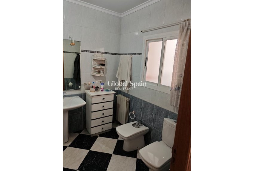 Resale - Casa -
Jeresa - Pueblo